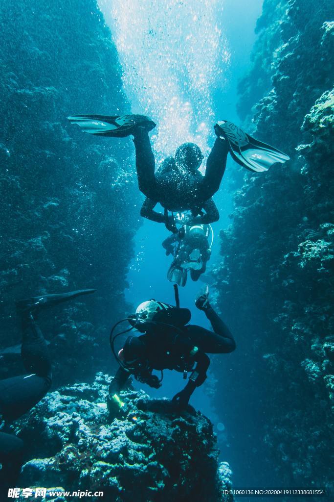 潜水海报背景