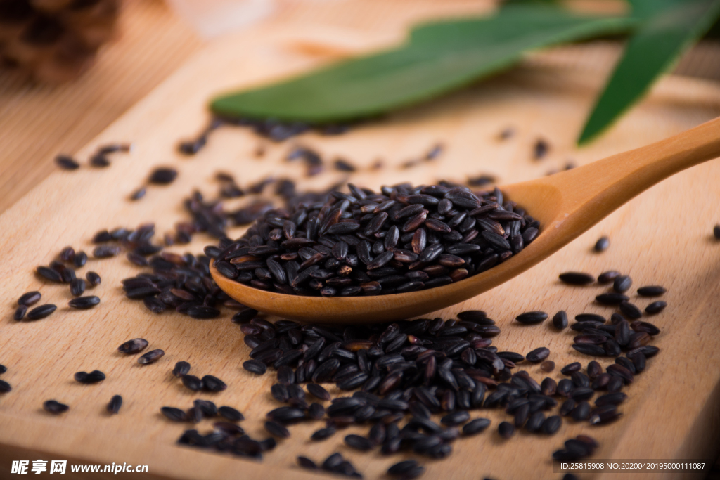 黑米五谷杂粮图片