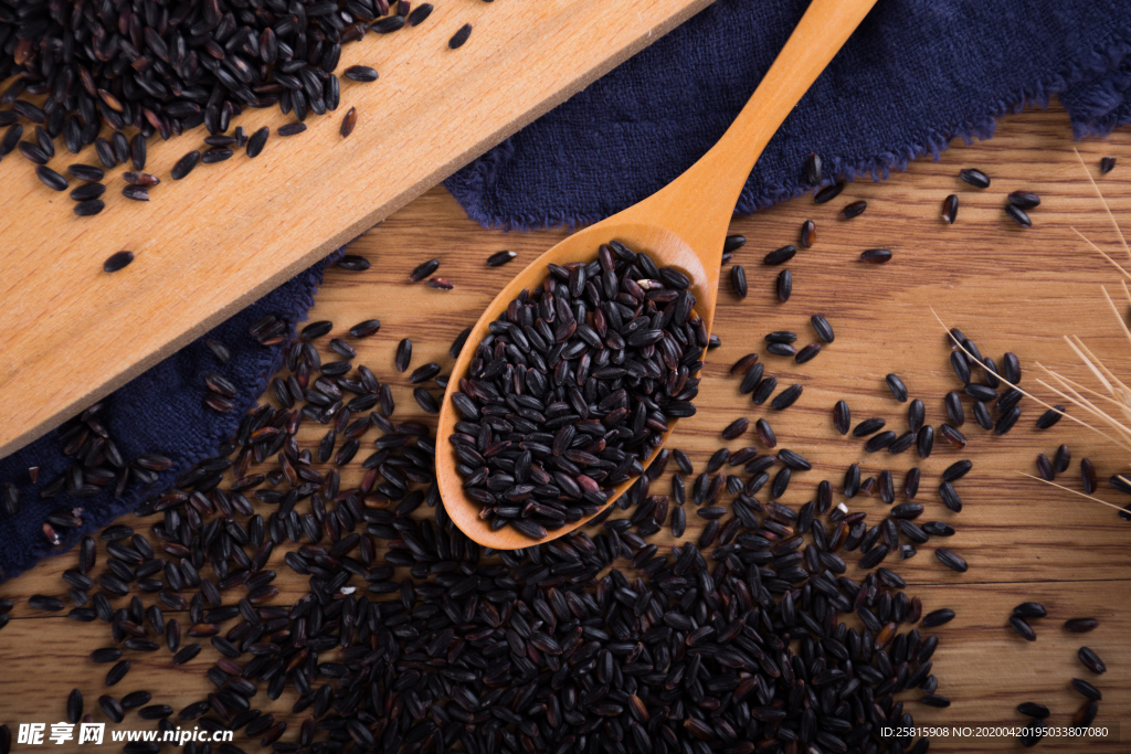 黑米五谷杂粮图片