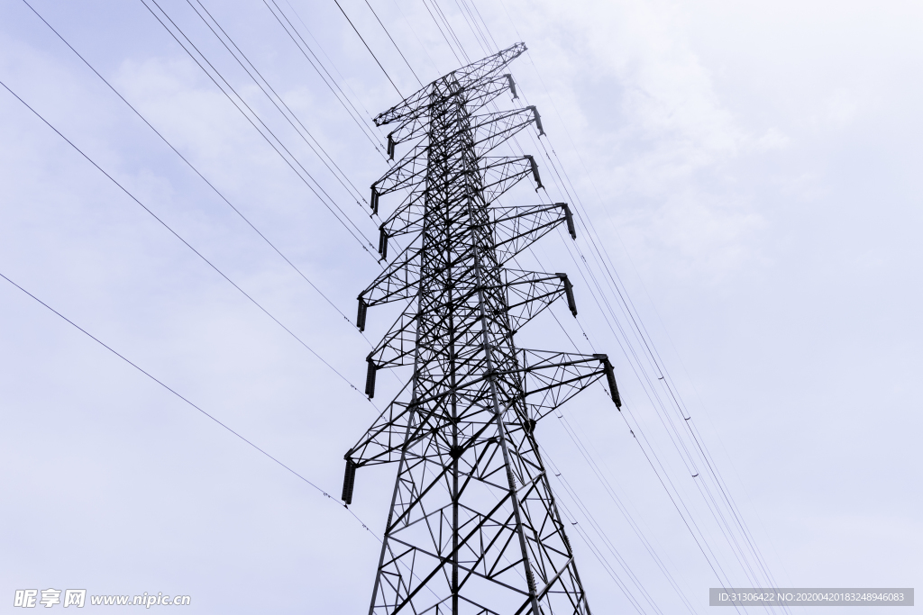 干净天空下的高压电线