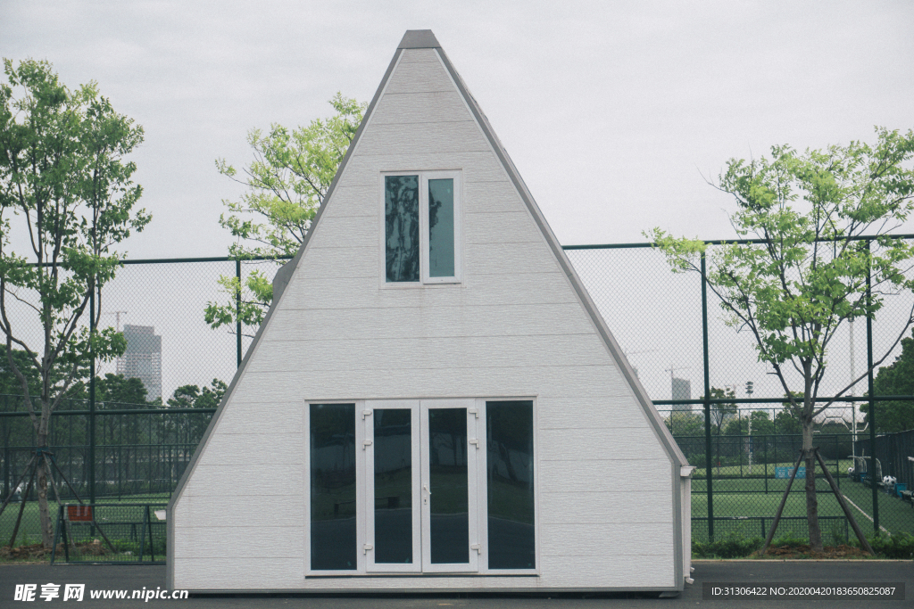 三角形白色小屋