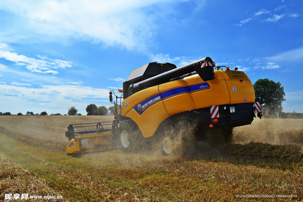 收割机丰收图片