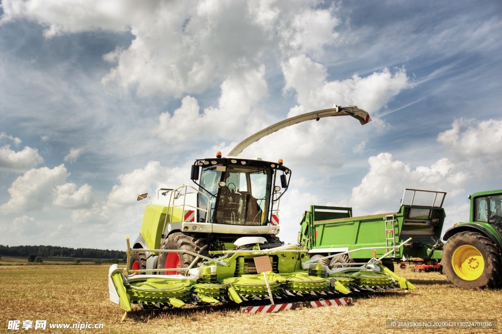 收割机丰收图片