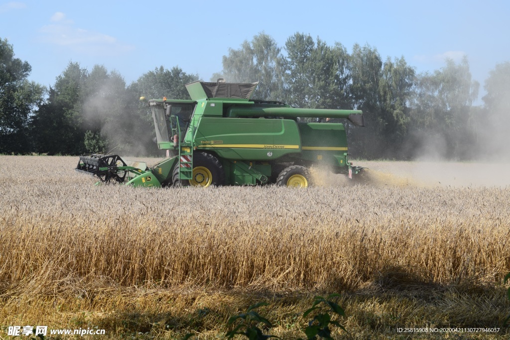 收割机丰收图片