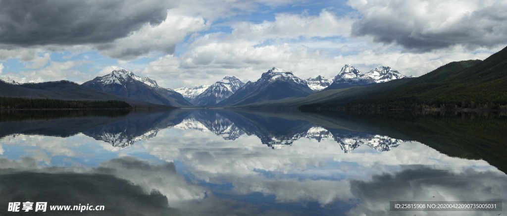 雪山湖泊美景图片