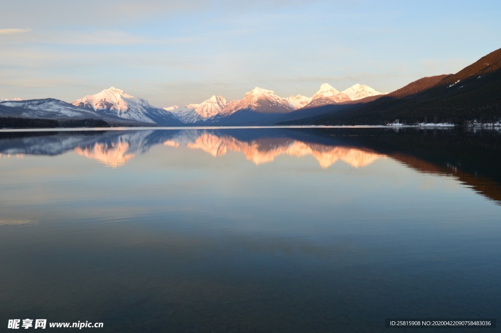 雪山湖泊美景图片