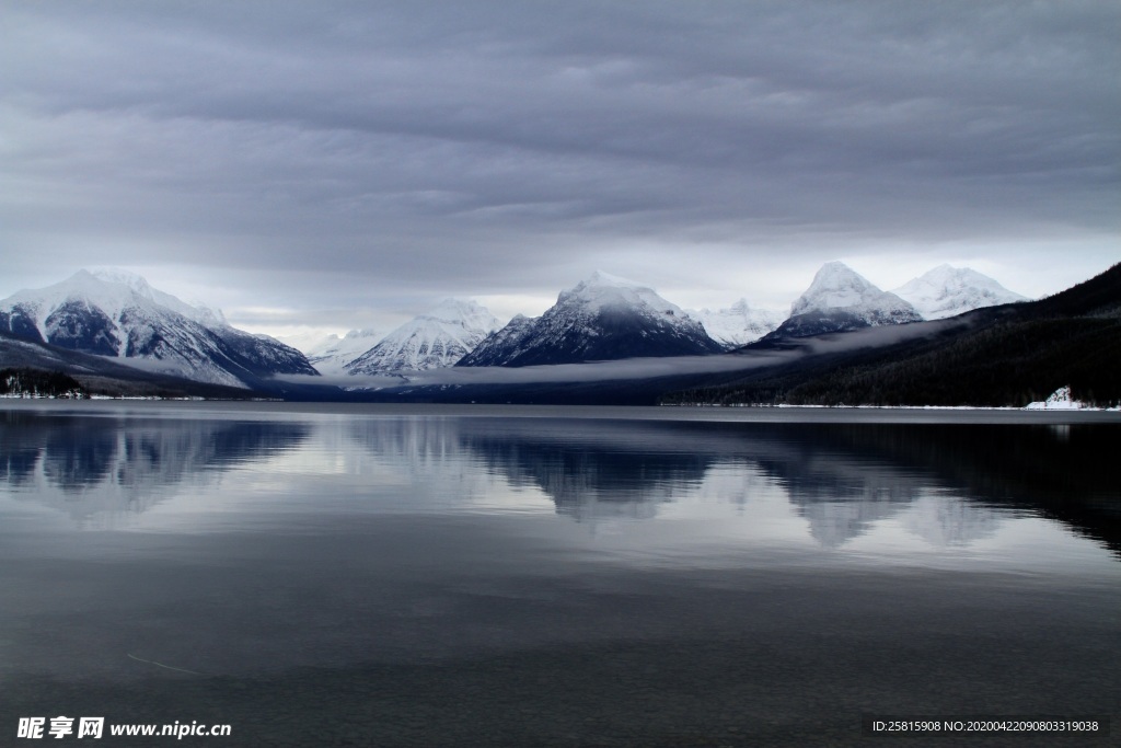 雪山湖泊美景图片