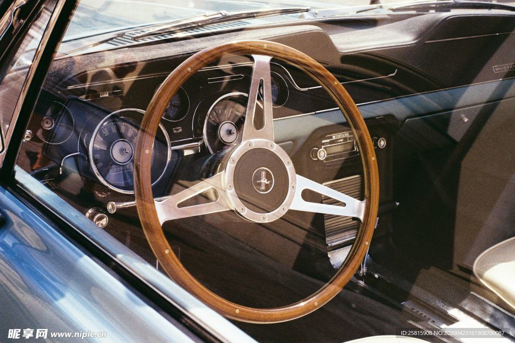 方向盘仪表盘高清图片