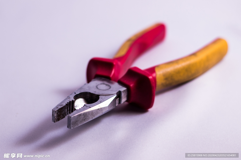 钳子五金工具图片