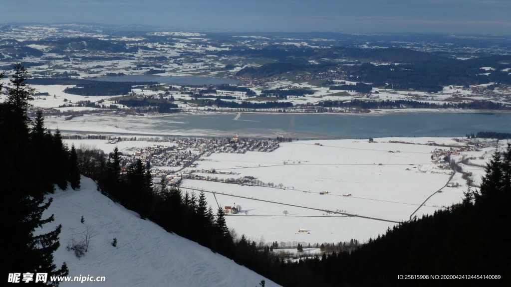 高山流水湖泊风景图片