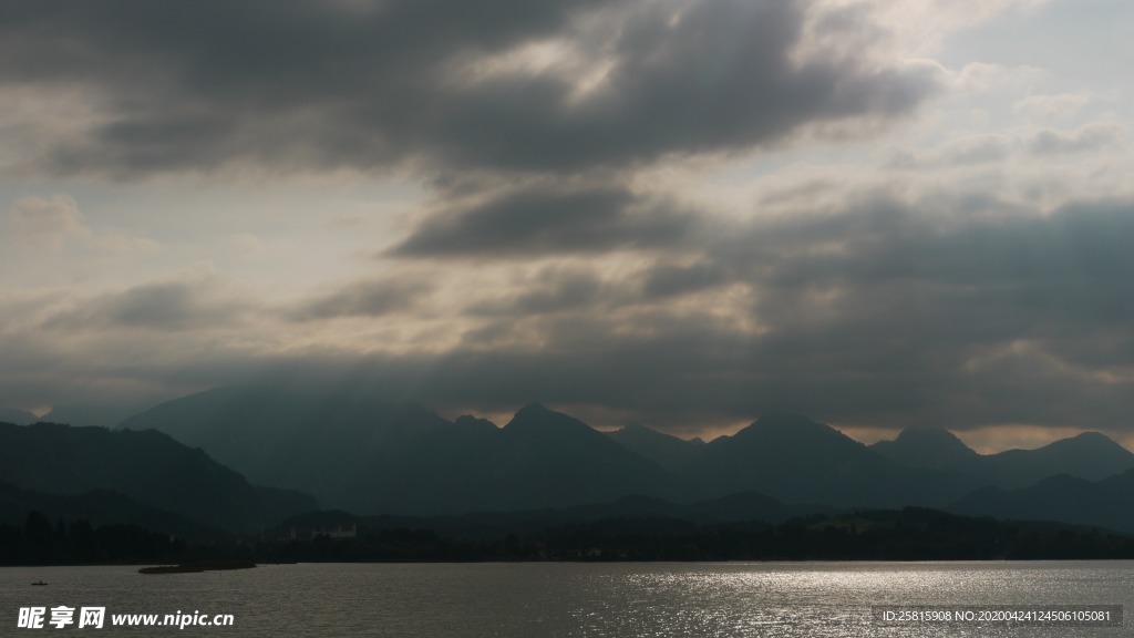 高山流水湖泊风景图片