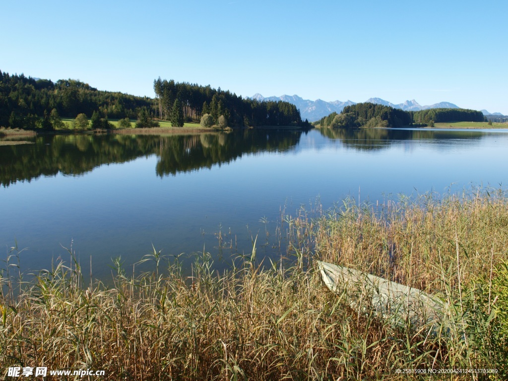 高山流水湖泊风景图片