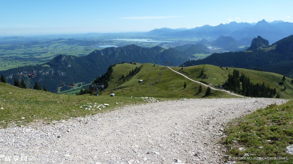 高山流水湖泊风景图片