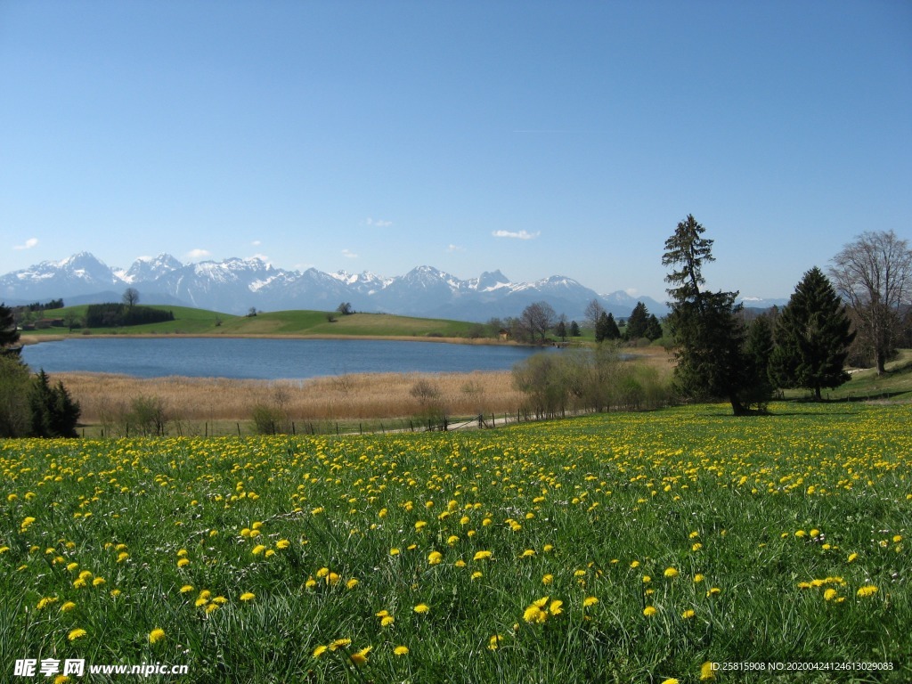 高山流水湖泊风景图片