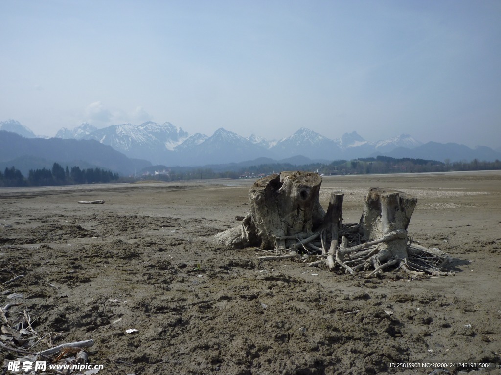 高山流水湖泊风景图片