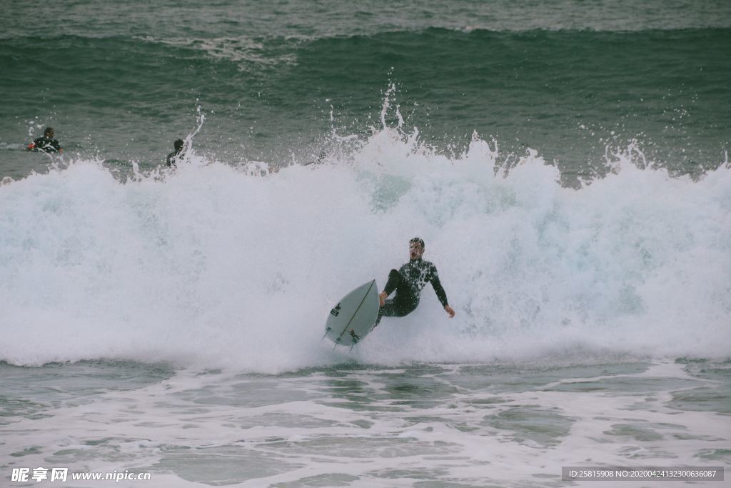 冲浪海上运动图片