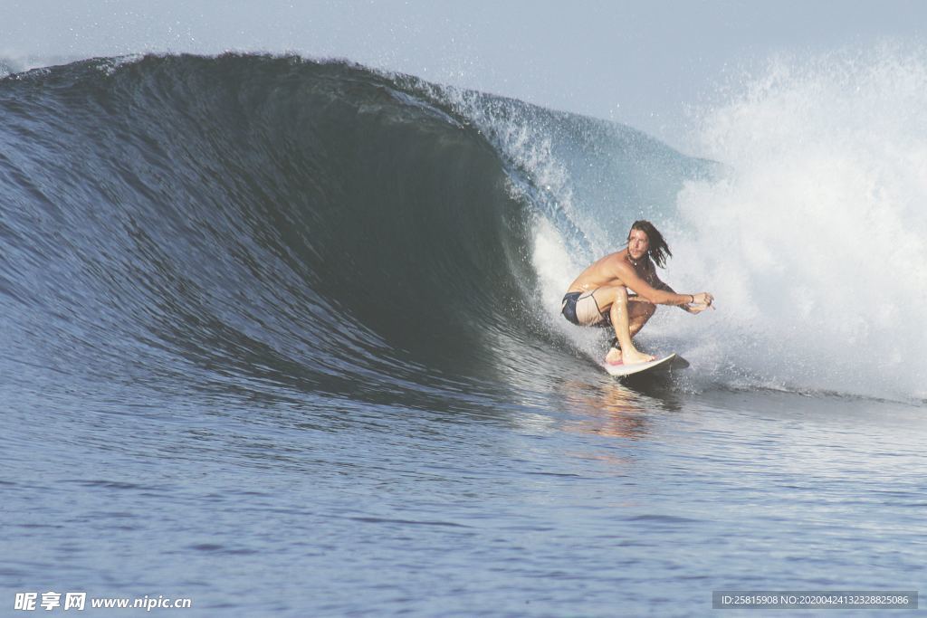 冲浪海上运动图片