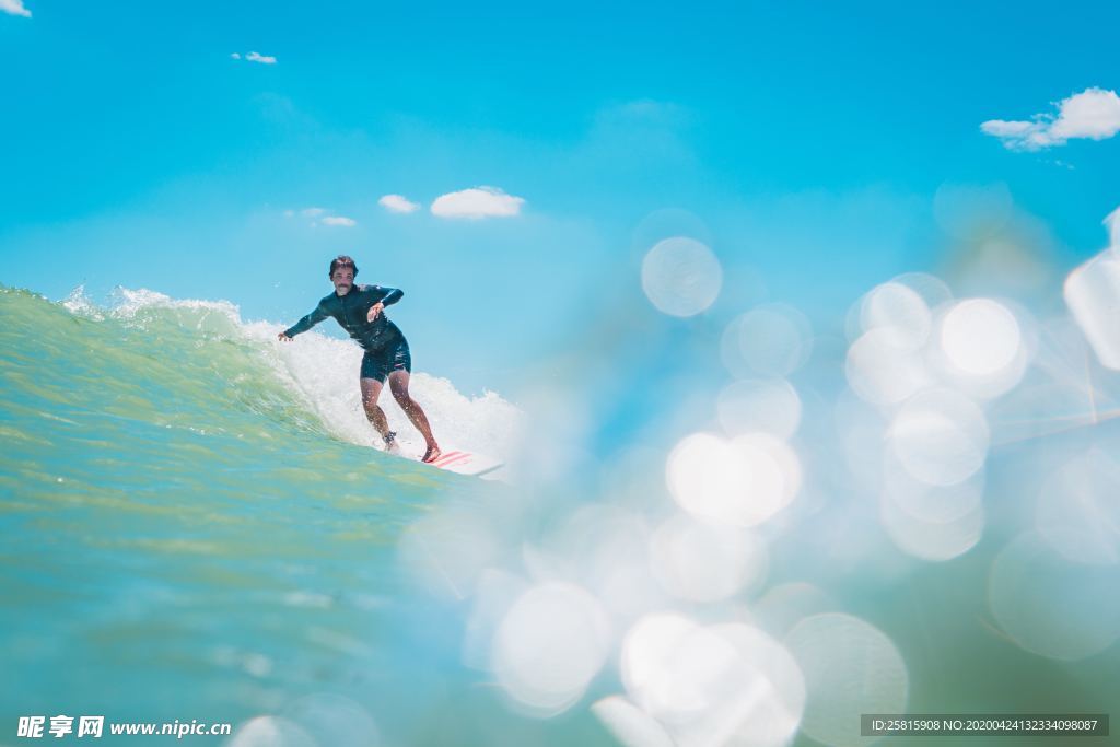冲浪海上运动图片