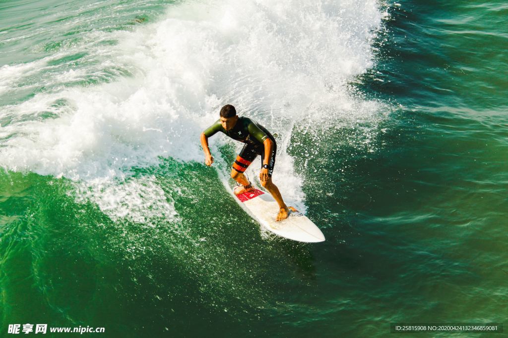 冲浪海上运动图片