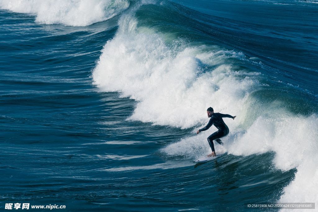 冲浪海上运动图片