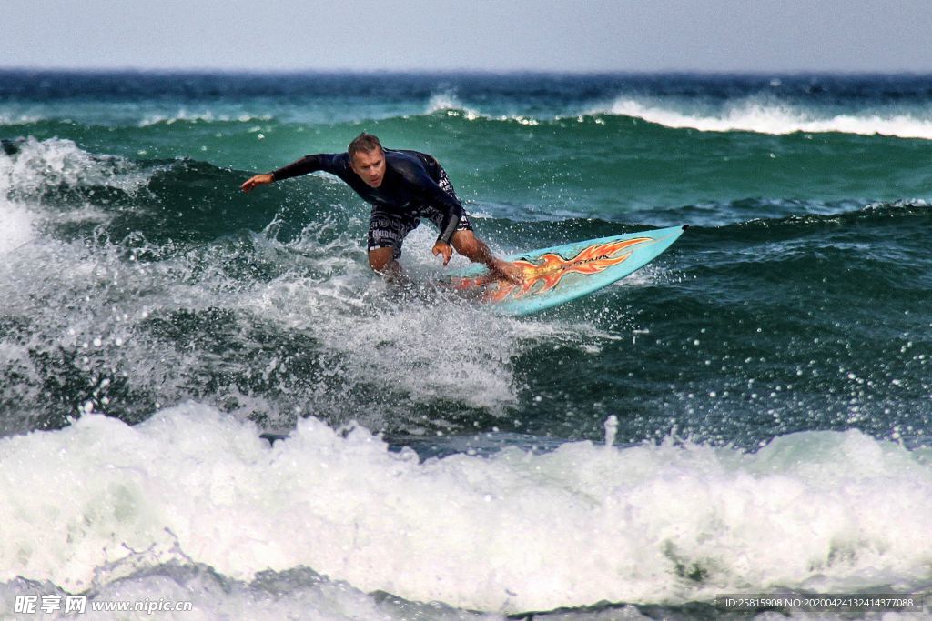 冲浪海上运动图片
