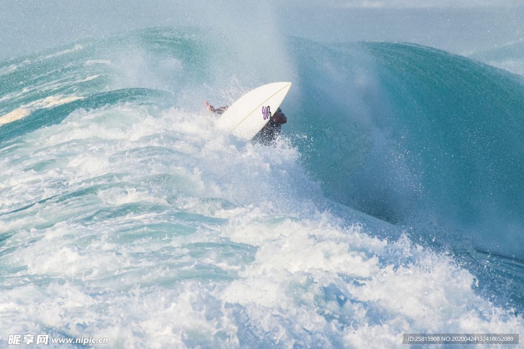冲浪海上运动图片
