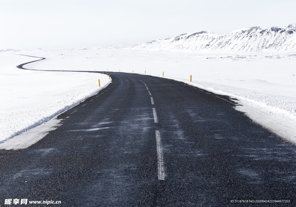 马路上雪景