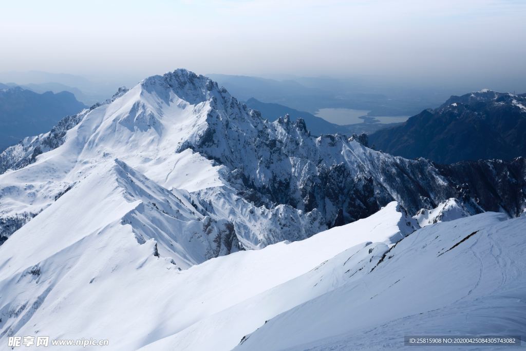 雪山山峰积雪图片
