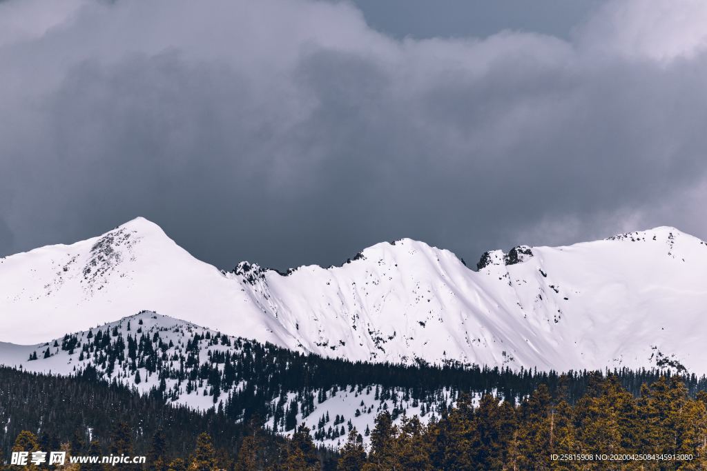 雪山山峰积雪图片