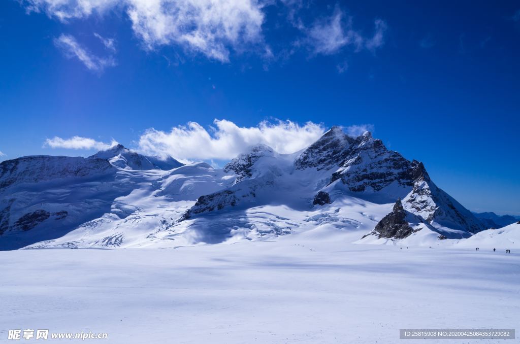 雪山山峰积雪图片