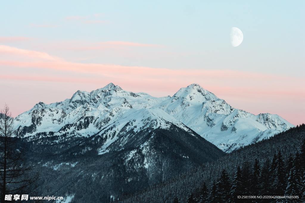雪山山峰积雪图片