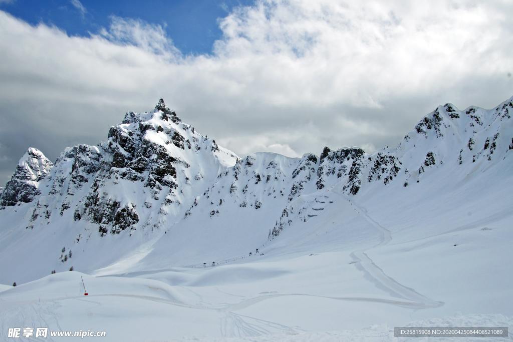 雪山山峰积雪图片