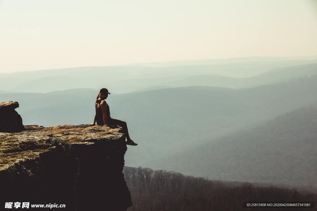 山顶上的人远眺图片
