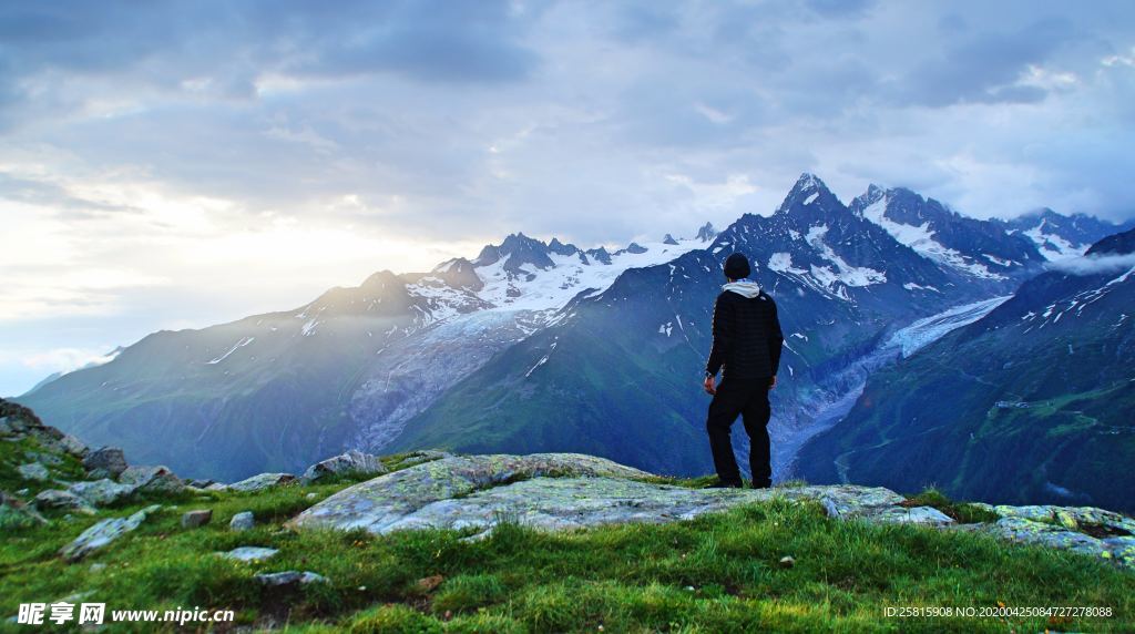 山顶上的人远眺图片