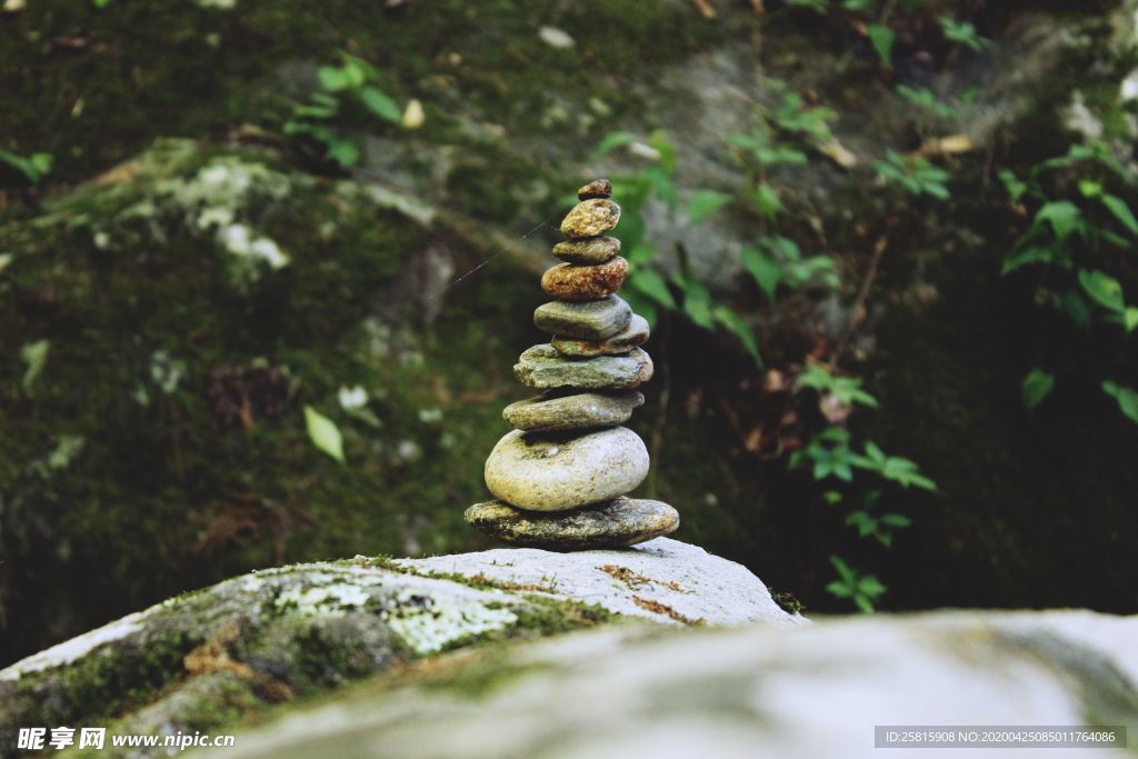 石头堆叠层叠图片