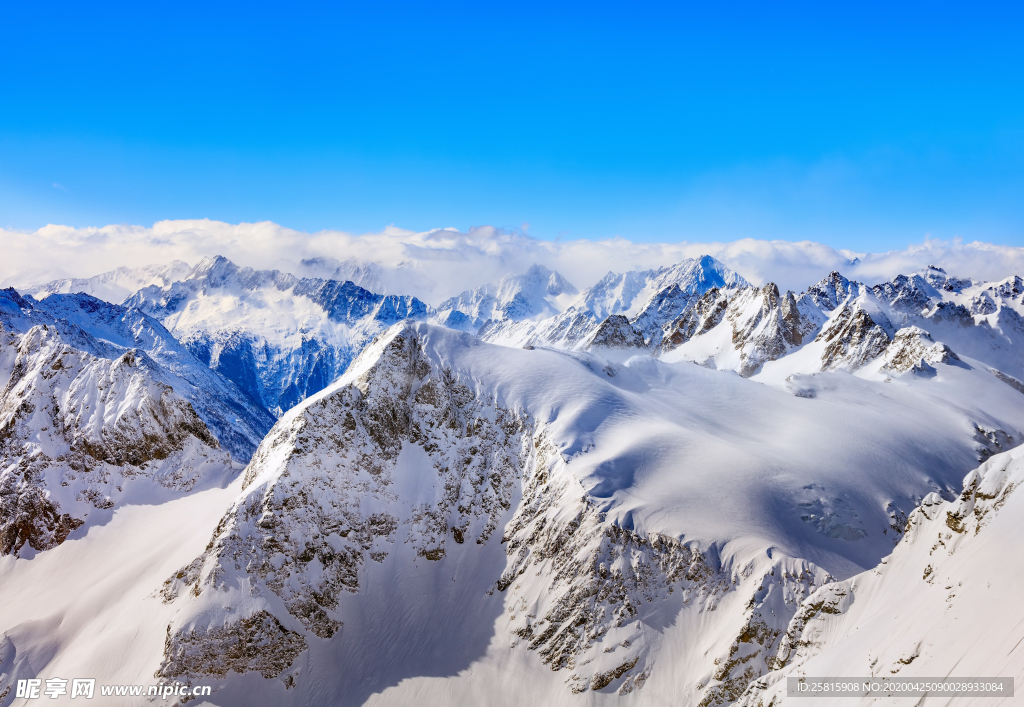 雪山山峰积雪图片