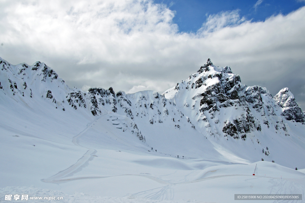 雪山山峰积雪图片