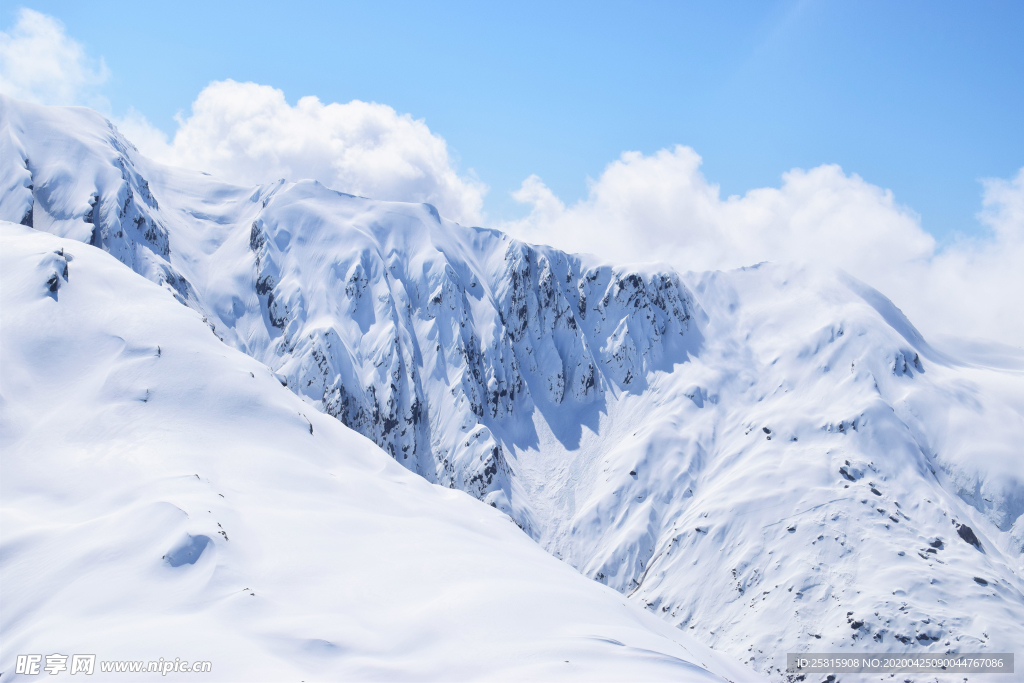 雪山山峰积雪图片