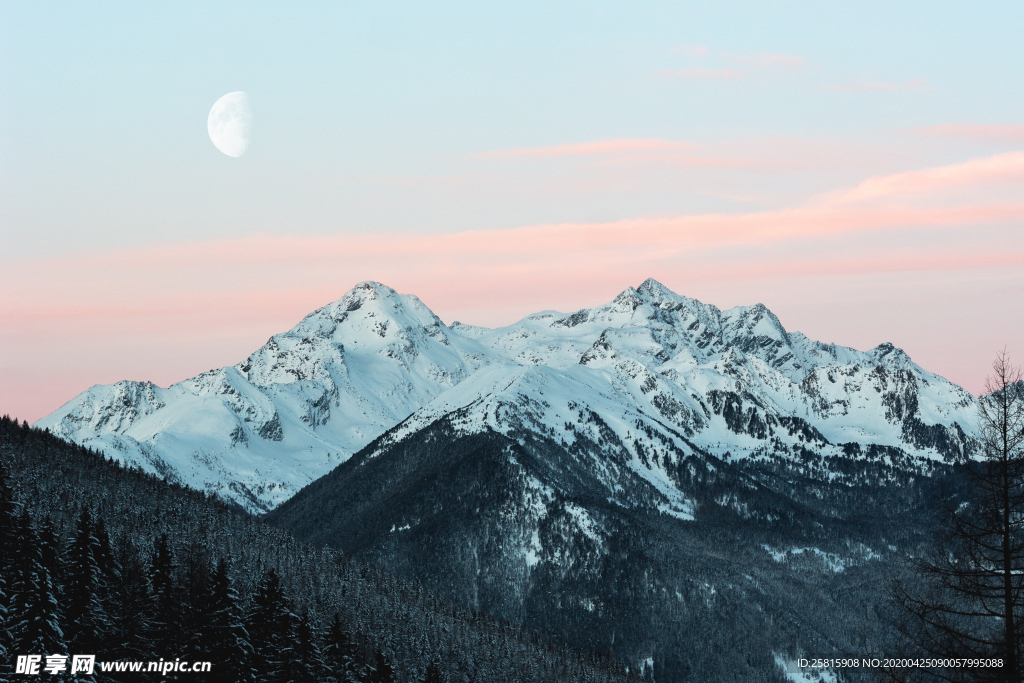 雪山山峰积雪图片