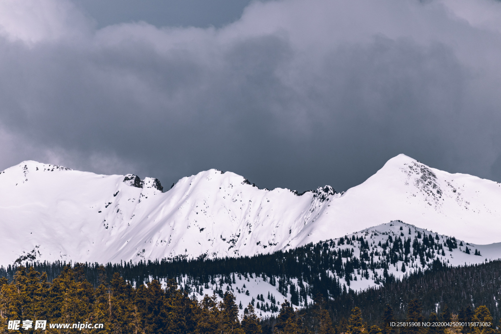 雪山山峰积雪图片