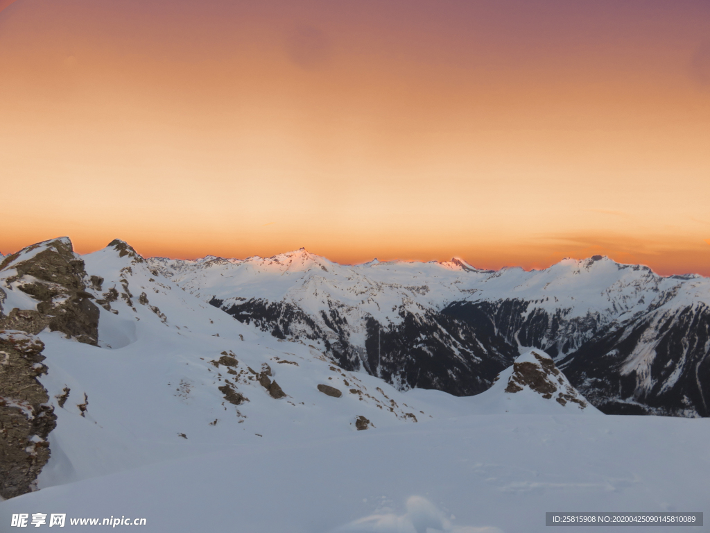 雪山山峰积雪图片
