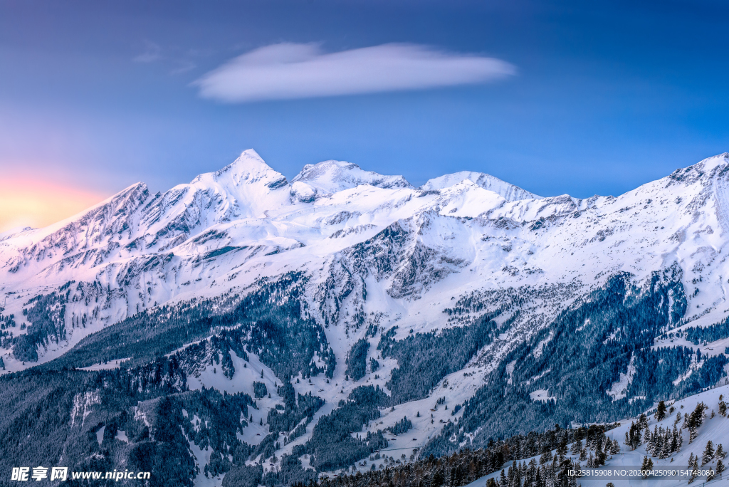 雪山山峰积雪图片