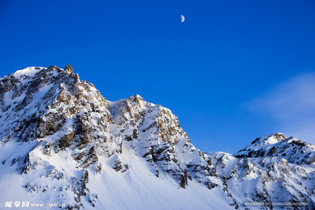雪山山峰积雪图片