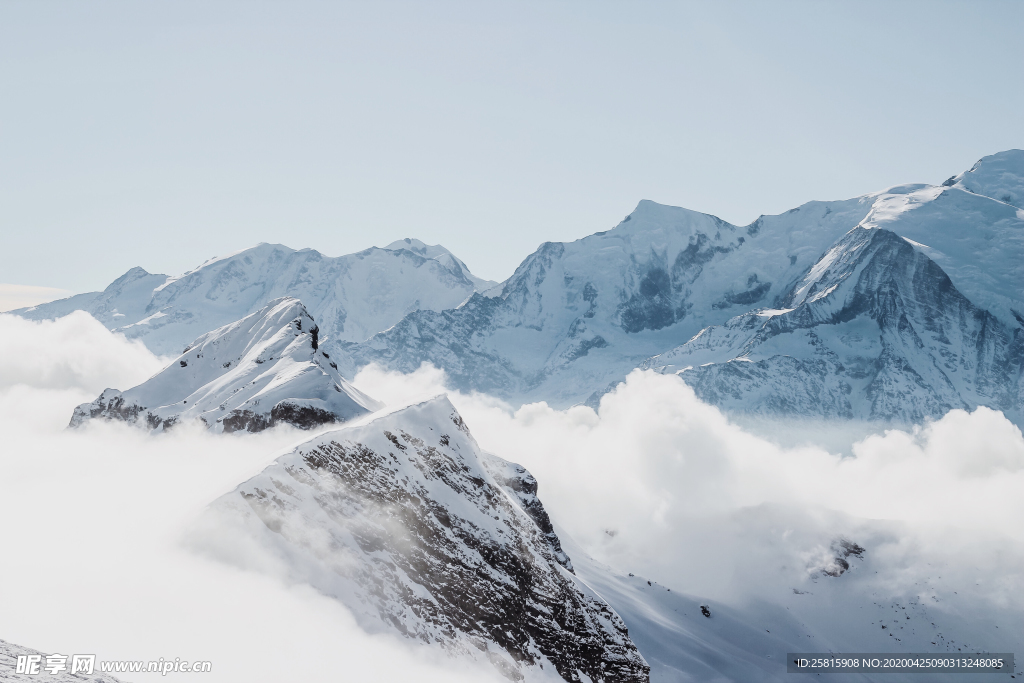雪山山峰积雪图片