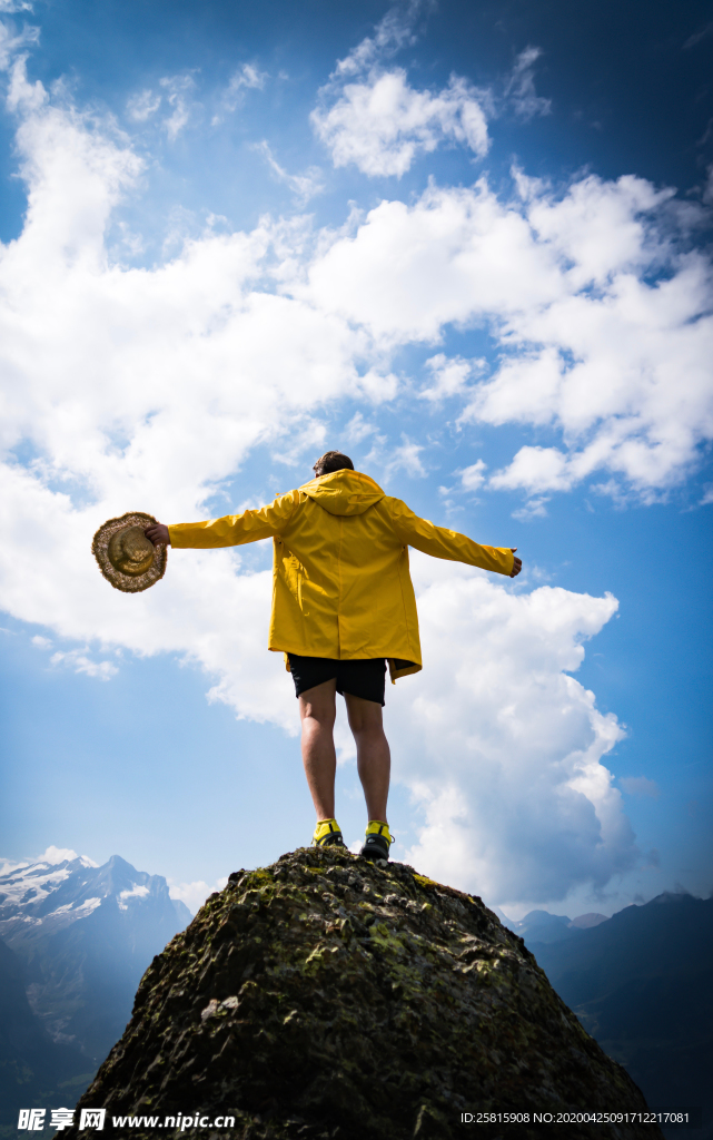 山顶上的人远眺图片