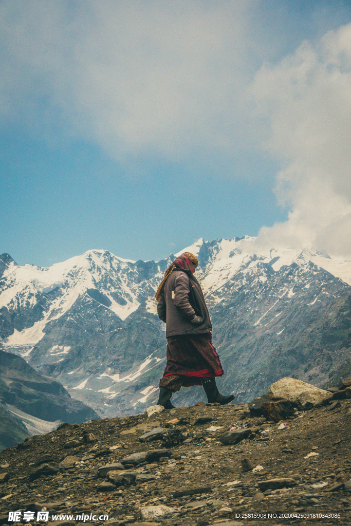 山顶上的人远眺图片