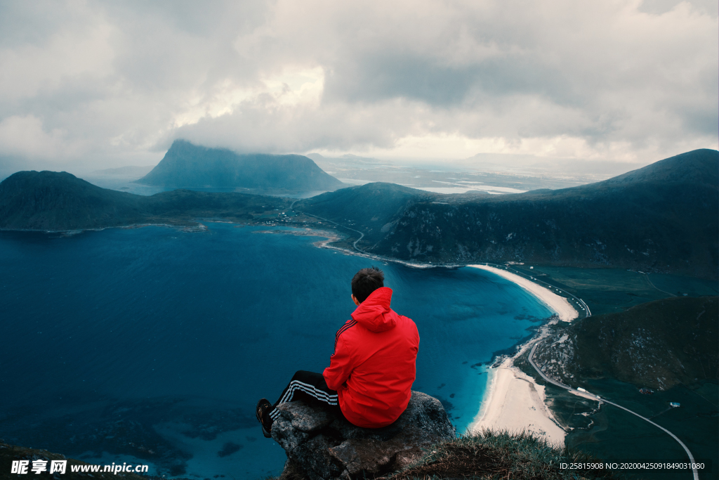 山顶上的人远眺图片