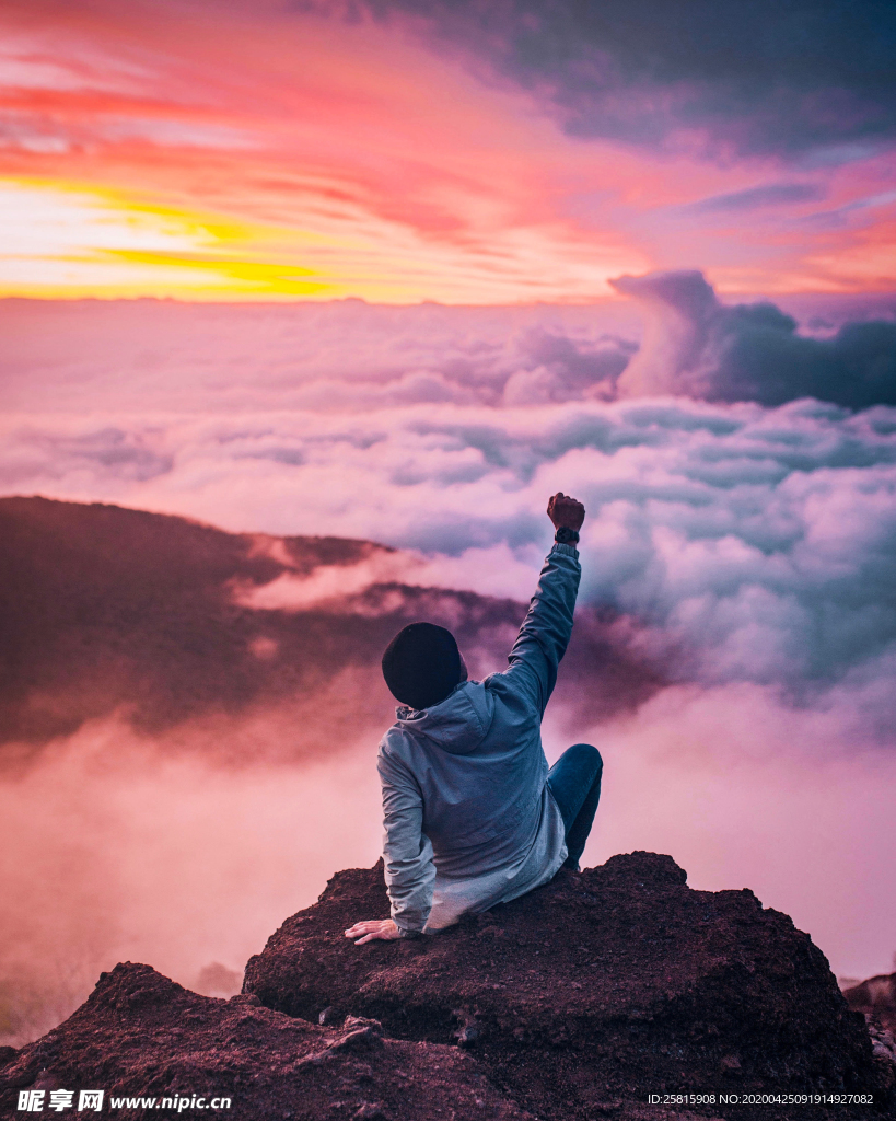 山顶上的人远眺图片