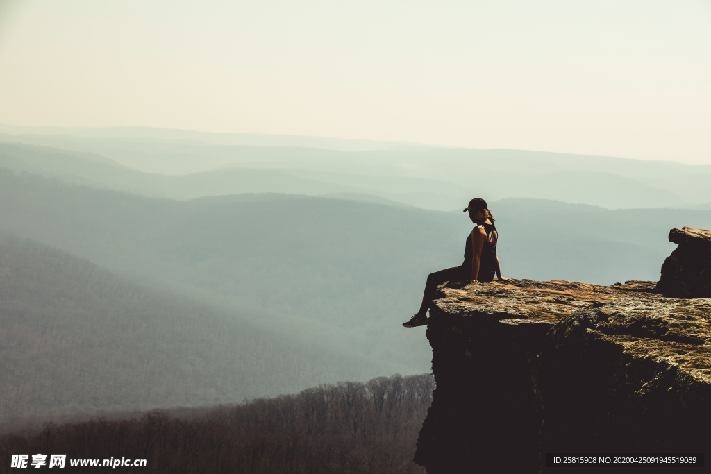 山顶上的人远眺图片