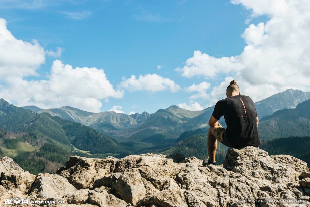 山顶上的人远眺图片
